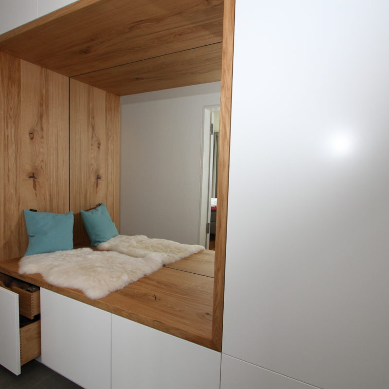 Raumwunder 1 - Einbau-Garderobe <br/>
Eiche massiv<br/>
Fronten weiß lackiert <br/>
Rückwandspiegel