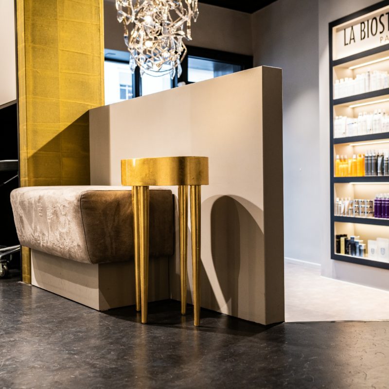 Hairstyling - Frisörsalon <br/>
Gesamtgestaltung, Detail Bank-Beistelltisch-Ensemble