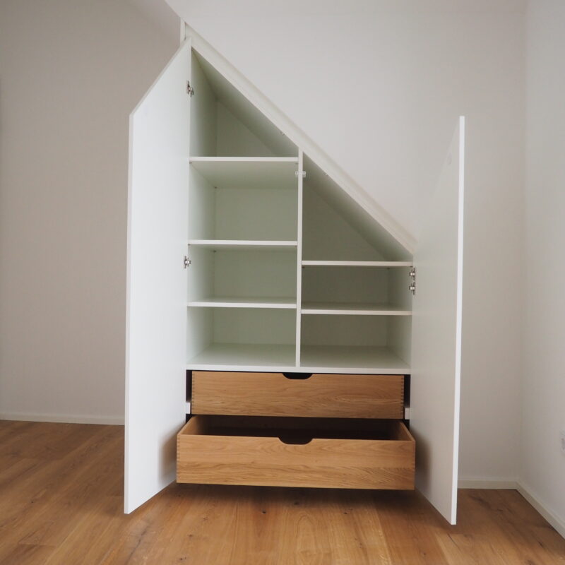 Maßarbeit - Einbauschrank mit griffloser Öffnung und LED-Innenbeleuchtung
