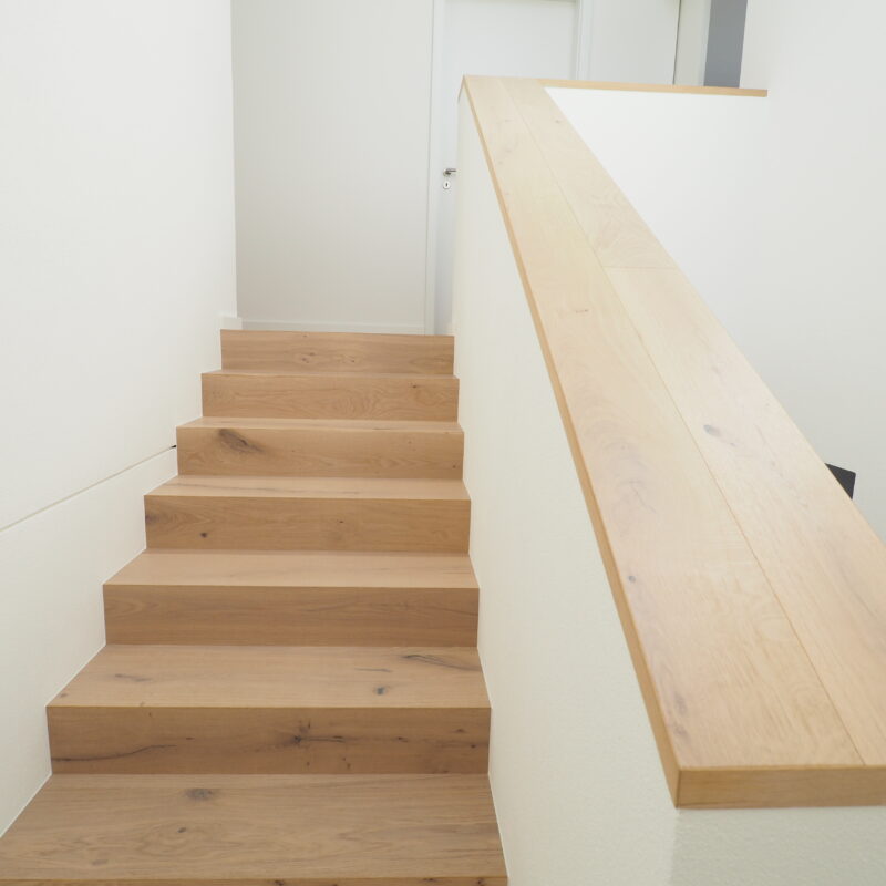 Oscar-reif - Faltwerktreppe aus weiß geölter, astiger Natur-Eiche.