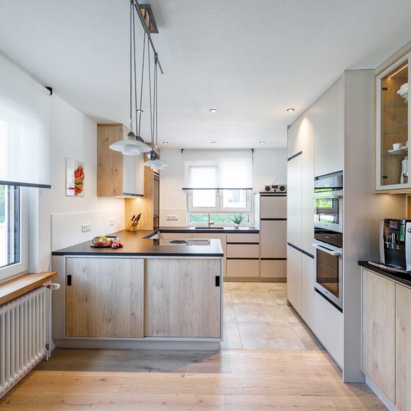 unvorstellbar - Neue Küche optimal in Altbau eingebaut,
Fronten weiß beschichtet und Eichenfurnier