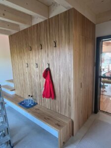 Garderobe in Leistenoptik Eiche mit versteckter Kellertüre