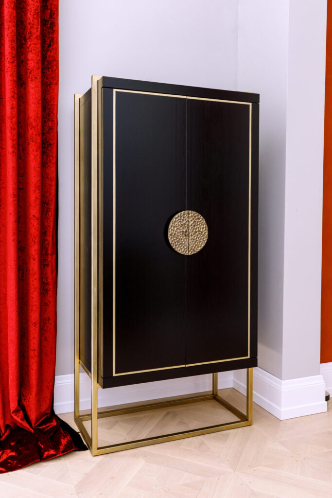220202_Ludwig_XV_Gitarrenschrank_zu-1067x1600-1.jpg